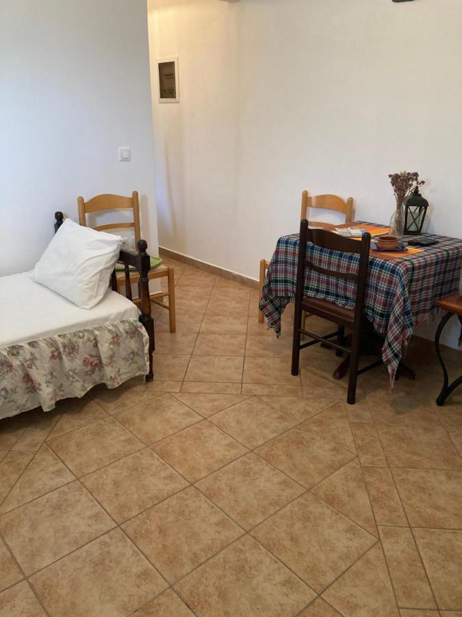 Agkyra Rooms Aladhinon Bagian luar foto