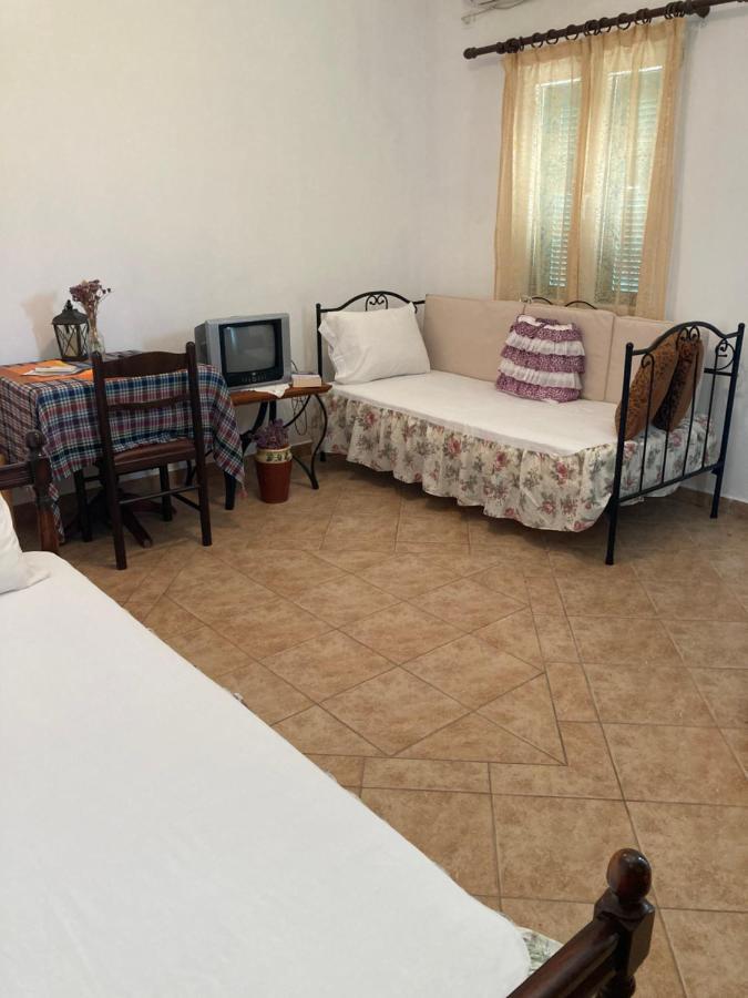 Agkyra Rooms Aladhinon Bagian luar foto